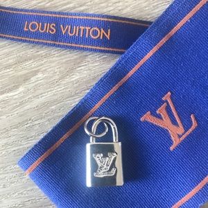 ✨Cute Louis Vuitton LV Lock✨